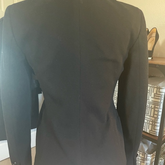 Beautiful structured fit cashmere wool blend black blazer. 2 button front. - Picture 6 of 16